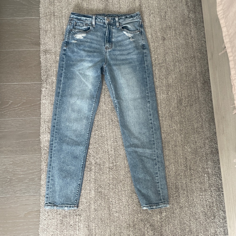 Super cute mom jeans!